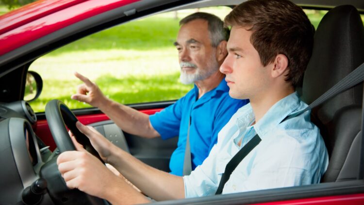 Esto es lo que debes hacer cuando un coche va pegadísimo a tí. Lo dice una profesora de autoescuela 1 Esto es lo que debes hacer cuando un coche va pegadísimo a tí