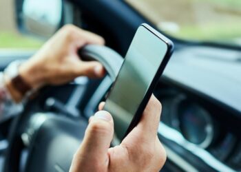 ¿Puedo utilizar el móvil en un semáforo en rojo? La DGT lo aclara