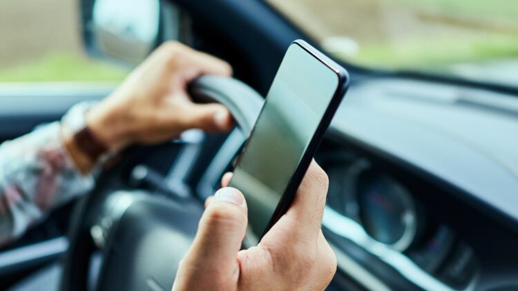 ¿Puedo utilizar el móvil en un semáforo en rojo? La DGT lo aclara 1 ¿Puedo utilizar el móvil en un semáforo en rojo? La DGT lo aclara