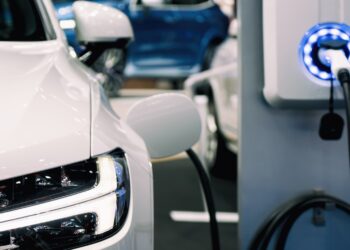 Lo estás haciendo mal: aumenta un 70% la vida de tu coche eléctrico cargándolo de esta manera