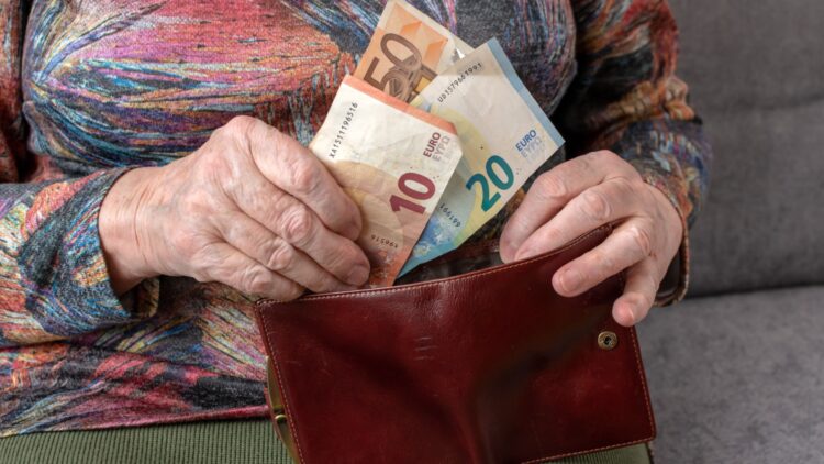 Aumento de la pensión mínima en España a partir del 1 de enero de 2025: esta es la cantidad exacta neta que recibirán los jubilados 1 Aumento de la pensión mínima en España a partir del 1 de enero de 2025: esta es la cantidad exacta neta que recibirán los jubilados