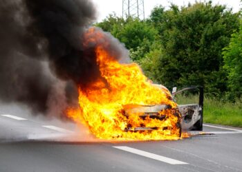 BMW llama a revisión a más de 150.000 unidades de este modelo por riesgo de incendio en sus baterías