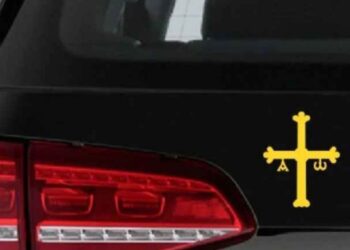 Esto es lo que significa la cruz amarilla que tienen muchos coches en el maletero