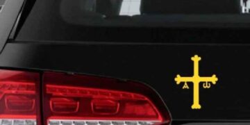 Esto es lo que significa la cruz amarilla que tienen muchos coches en el maletero