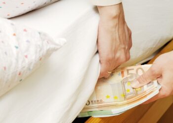 Dinero debajo del colchón: en este país de Europa empiezan a alertar a sus ciudadanos de que guarden dinero en efectivo