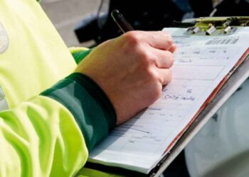 Ni alcohol ni exceso de velocidad: esta es la nueva multa de 200€ que más está imponiendo la DGT