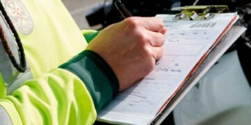 Ni alcohol ni exceso de velocidad: esta es la nueva multa de 200€ que más está imponiendo la DGT