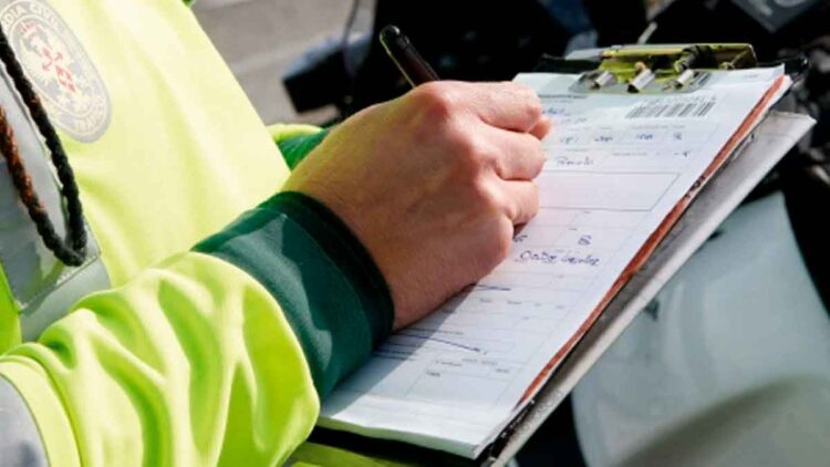Ni alcohol ni exceso de velocidad: esta es la nueva multa de 200€ que más está imponiendo la DGT