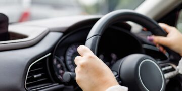 Multas de hasta 100€ por ir así vestido mientras conduces: confirmado por la DGT