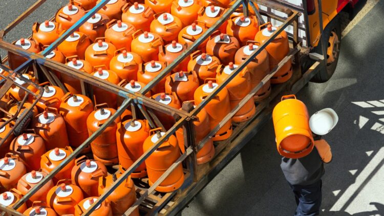 El BOE lo hace oficial: este será el precio de la bombona de butano a partir del 1 de enero de 2025 1 El nuevo precio de la bombona de butano a partir del 1 de enero de 2025: el BOE lo hace oficial