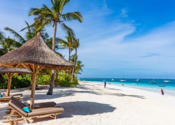 Trabajo fijo y casa gratis en un pueblo con playa: esta empresa ofrece oportunidades laborales con muy buenas condiciones