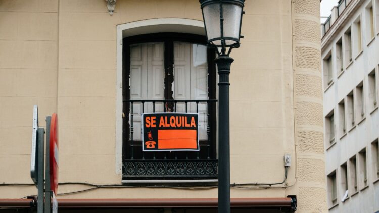 Muy buenas noticias si tienes una vivienda en alquiler: estos son todos los beneficios fiscales que tendrás en 2025 1 Beneficios alquiler