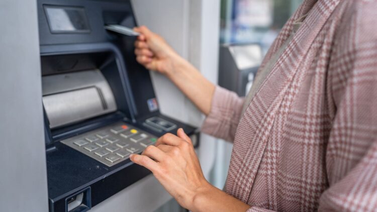 Pulsando esta tecla en los cajeros vas a evitar las estafas: el truco que los criminales no quieren que sepas 1 cajeros