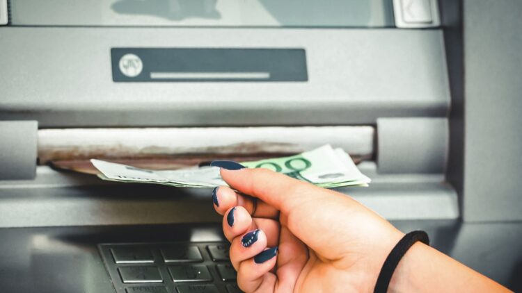 El SEPE confirma las fechas de cobro del paro y las nuevas cantidades en 2025 1 Cobro paro enero