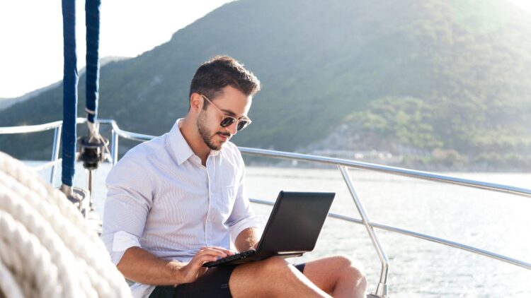 Ya es oficial: este es tu nuevo derecho como trabajador que debes conocer y que ha entrado en vigor este 2025 1 Derecho laboral desconexión digital