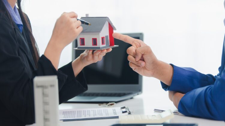 Malas noticias si tienes un contrato de alquiler: te va a tocar pagar más en 2025 1 alquiler