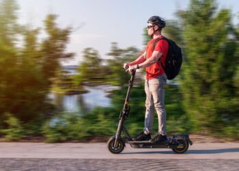 Manipular patinetes eléctricos