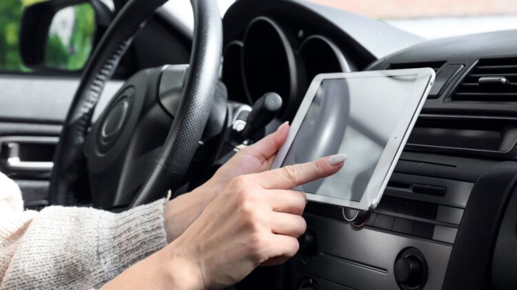 ¿Tienes una tablet que ya no usas? Así puedes instalarla para tener Android Auto en tu coche 1 Tablet coche