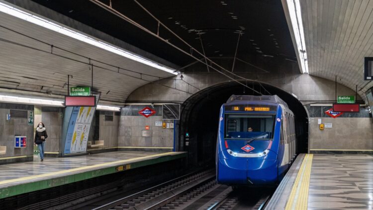Buenas noticias para aquellos que viajan en transporte público: Madrid mantiene los precios y estos colectivos no pagarán nada 1 Transporte Madrid