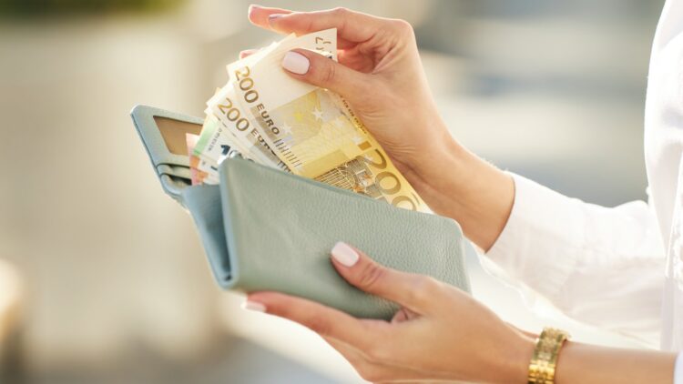 La Comunidad de Madrid pone en marcha una nueva ayuda: 1.134 euros todos los meses cumpliendo estos requisitos 1 ayuda