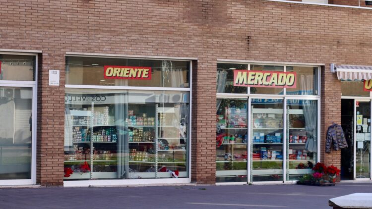 Por qué hay tantos bazares y restaurantes chinos en España: "Son los ámbitos más..." 1 bazares restaurantes chinos