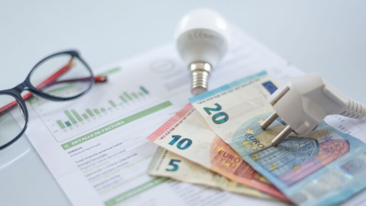 Madrid ya comienza a repartir el bono social térmico: ¿a quién va dirigida esta ayuda y cómo la puedes solicitar? 1 bono social