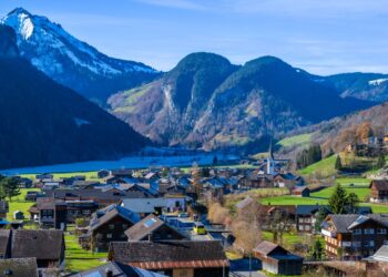 Casa gratis en los Alpes más 30.000 euros al año: el SEPE publica una nueva oferta de trabajo y estos son los requisitos