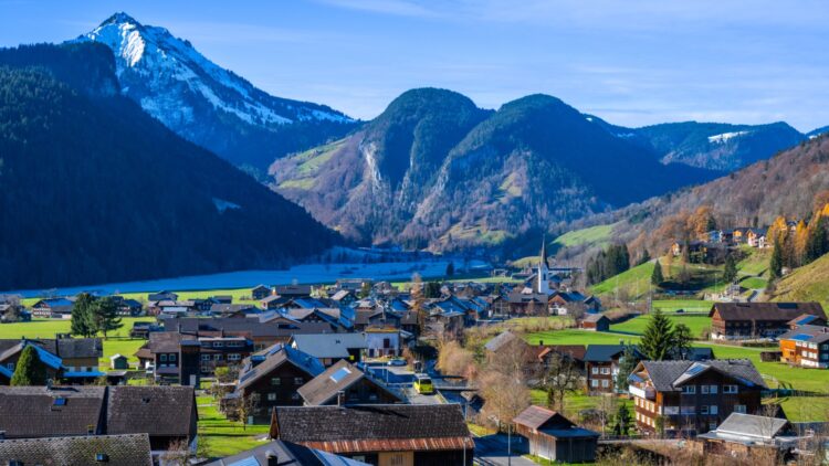 Casa gratis en los Alpes más 30.000 euros al año: el SEPE publica una nueva oferta de trabajo y estos son los requisitos