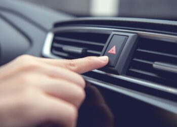 Luces de emergencia en un atasco: esto dice la DGT sobre si es correcto utilizarlas o no