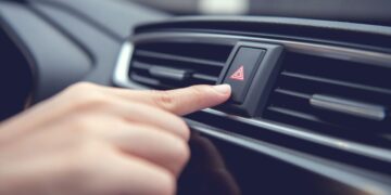 Luces de emergencia en un atasco: esto dice la DGT sobre si es correcto utilizarlas o no