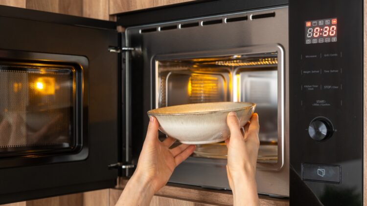 Ya no querrás usar nunca más el microondas: el electrodoméstico que le está haciendo competencia y que necesitas ya 1 microondas