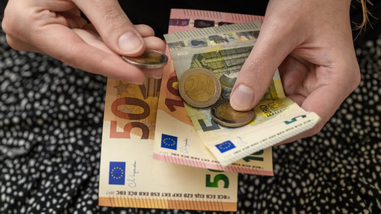 Confirmado: el subsidio para mayores de 52 años sube en 2025 y este será el dinero que cobrarás a partir de ahora 1 Las prestaciones que puedes cobrar junto con el paro