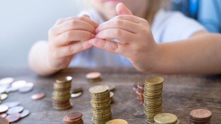 La nueva ayuda para padres con hijos de menos de 17 años: estos son los requisitos 1 ayuda de 1000 euros por hijo