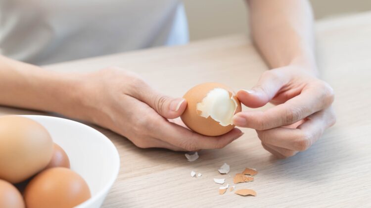 Cómo quitar la cáscara de un huevo cocido y que quede perfecto 1 Como quitar la cascara de un huevo cocido