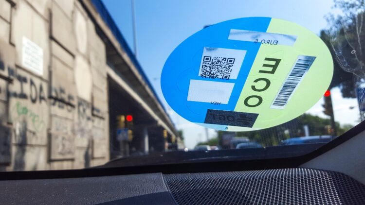 Madrid permitirá circular en 2025 sin etiqueta en las ZBE: todo ha cambiado 1 etiqueta
