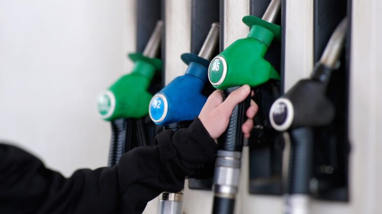 La multa que te van a poner por echar gasolina: no hagas esto aunque estés solo 1 La multa que te van a poner por echar gasolina