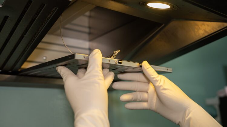 El truco para limpiar la campana de la cocina