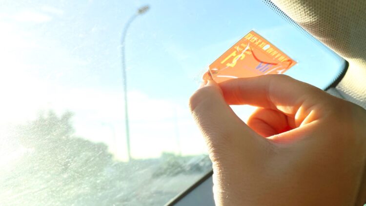 Quitar la pegatina de la ITV de tu coche