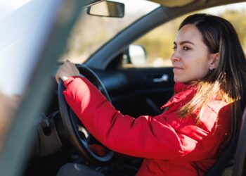 Adios a conducir con abrigo en invierno