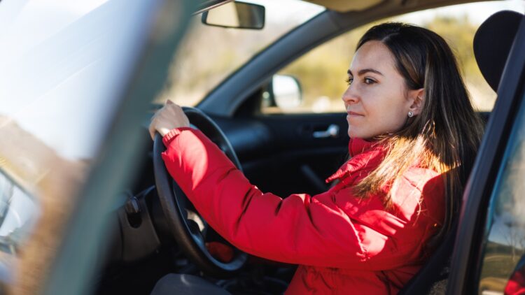 Adiós a conducir con abrigo en invierno: esta es la nueva multa que te puede poner la DGT 1 Adios a conducir con abrigo en invierno