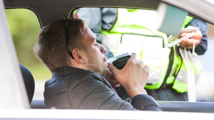 Nuevo límite de cervezas que puedes tomar para no dar positivo en un control de alcoholemia 1 No dar positivo en un control de alcoholemia