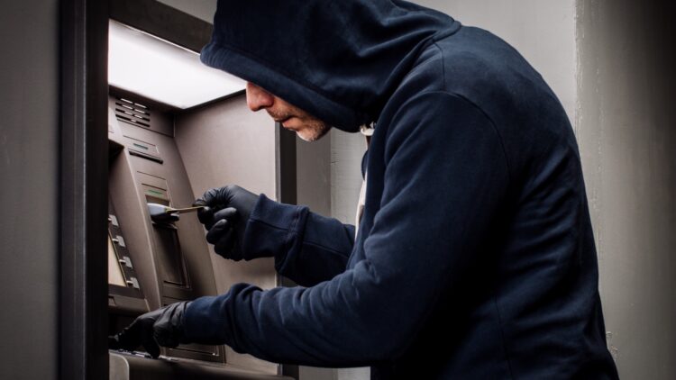 Si ves esto en un cajero automático, no metas la tarjeta: así es cómo te quitan todo tu dinero 1 Si ves esto en un cajero automatico, no metas la tarjeta