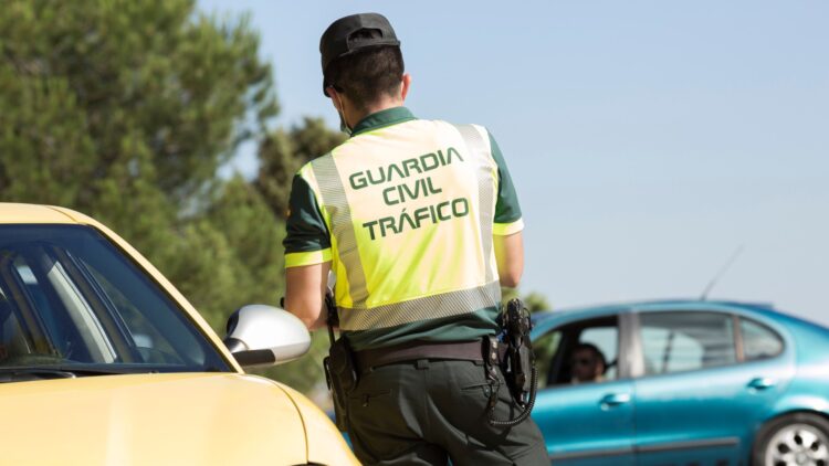 Los dispositivos prohibidos en el coche: las multas de la DGT van a arruinarte 1 Los dispositivos prohibidos en el coche