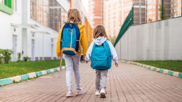 La ley y los expertos son claros: no dejes ir a tu hijo al colegio solo antes de esta edad 1 No dejes ir a tu hijo al colegio solo antes de esta edad