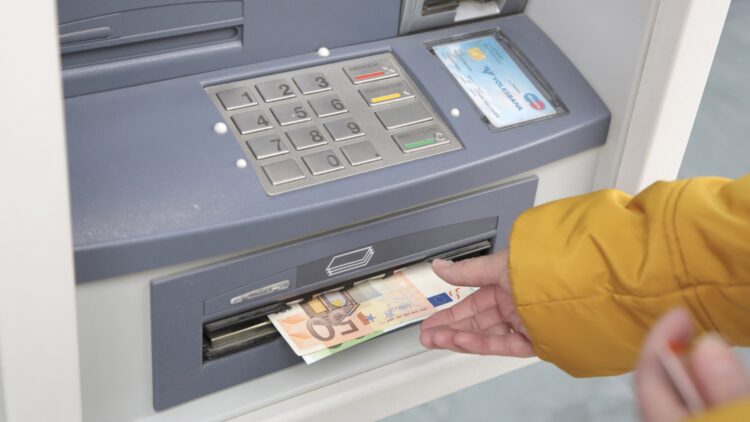 Confirmada la fecha en que recibirás el dinero del paro en marzo: todo depende del banco al que pertenezcas 1 Confirmada la fecha en que recibiras el dinero del paro en marzo