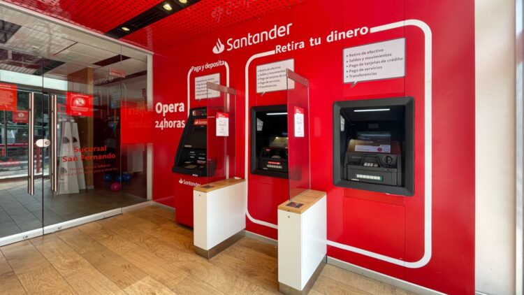 El Banco Santander informa de un cambio en la forma de sacar dinero de sus cajeros automáticos 1 El Banco Santander informa de un cambio