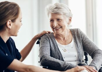 Cuidar a un familiar tiene beneficios en la Seguridad Social