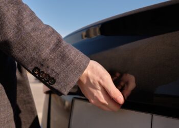 Puede salirte muy caro abrir el maletero. La DGT no perdona