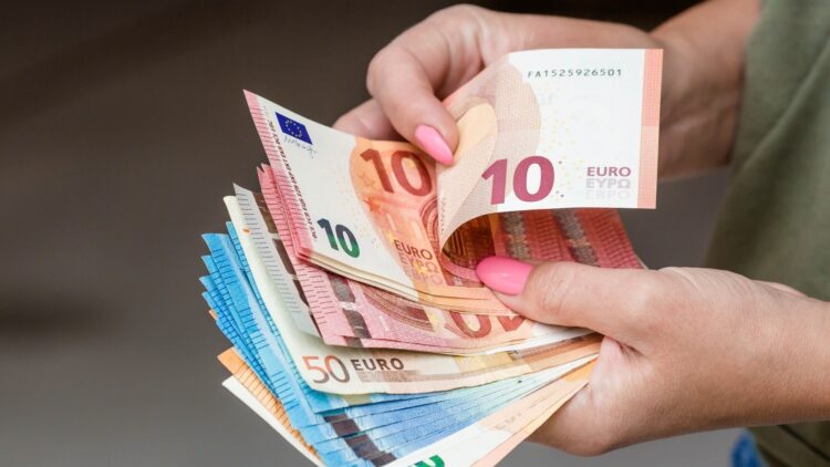 Si cobras menos de 900 euros al mes, el SEPE tiene buenas noticias para ti: han lanzado nuevas ayudas 1 Si cobras menos de 900 euros al mes, el SEPE tiene buenas noticias