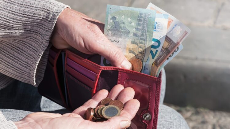 Los bancos que se adelantan a CaixaBank y Santander en el pago de las pensiones: se confirman las fechas de abril 1 Los bancos que se adelantan a CaixaBank y Santander en el pago de las pensiones: se confirman las fechas de abril